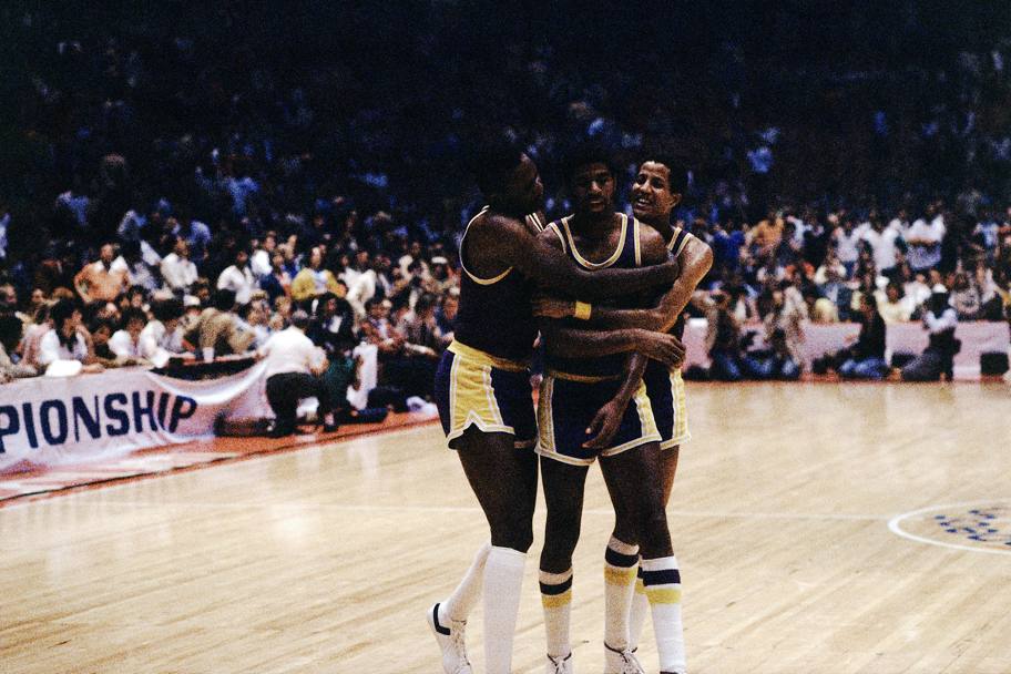 1980 Magic Johnson festeggia con i compagni di squadra la vittoria sui Philadelphia 76ers (Nba)